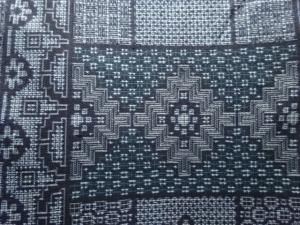 アンティーク　菱に花模様織り出し本場正藍泥染大島紬着物(割り込み絣)